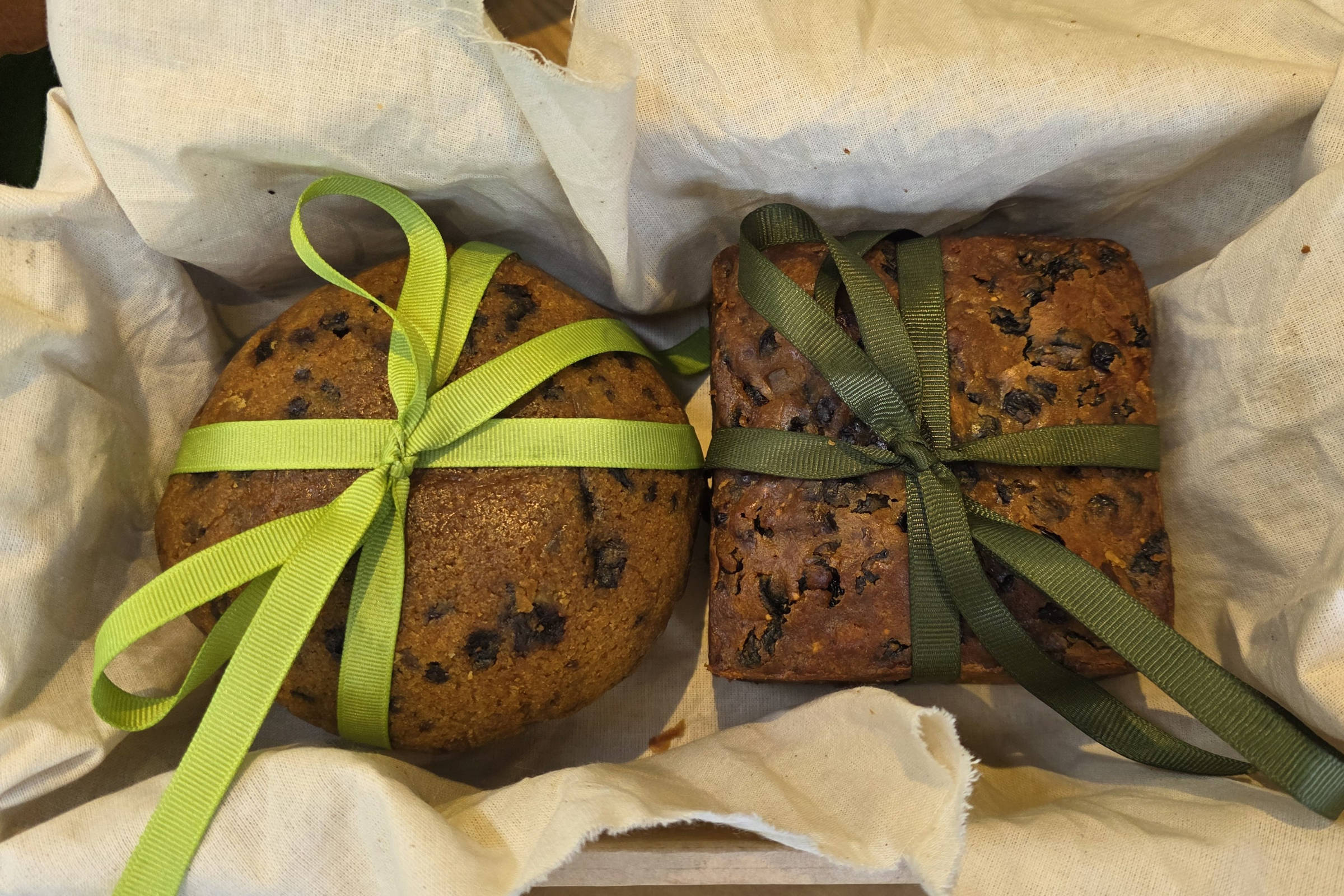 500g Christmas cake, 500g Christmas pudding. Credit: Pickled Pear.